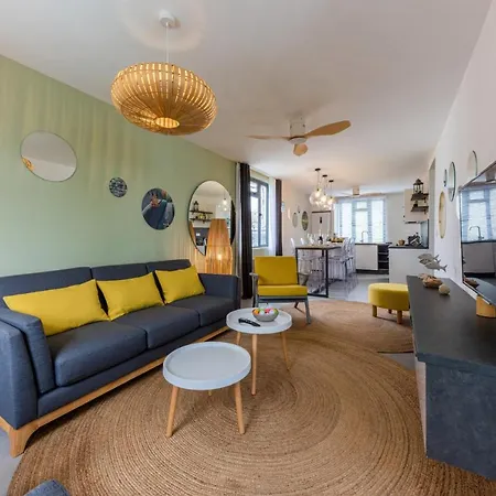 Les Cerisiers Beach Residence: Cozy Beachfront Apartment with Modern Amenities Flic en Flac Exterior photo
