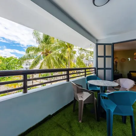 Les Cerisiers Beach Residence: Cozy Beachfront Apartment with Modern Amenities Flic en Flac Exterior photo
