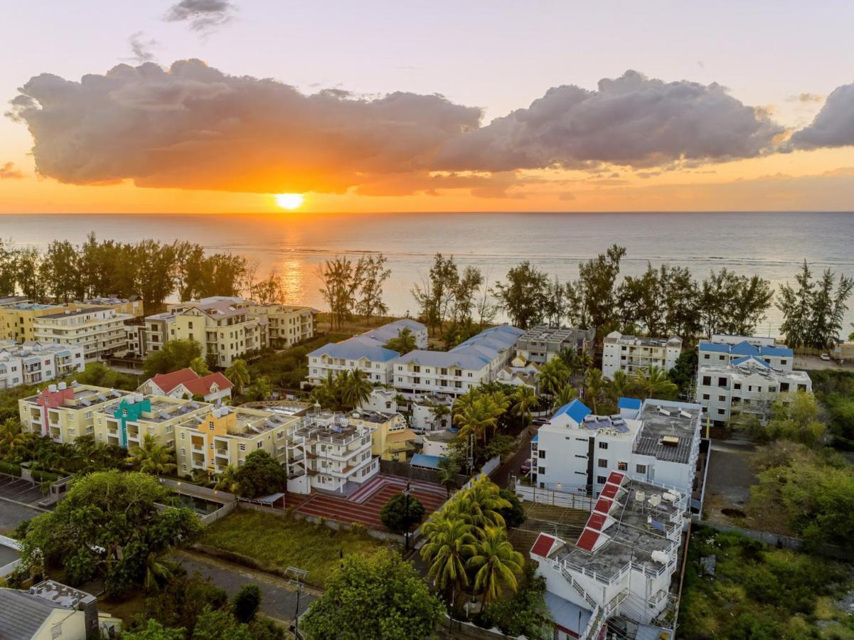 Les Cerisiers Residence: Cozy Beachfront With Modern Amenities Apartment