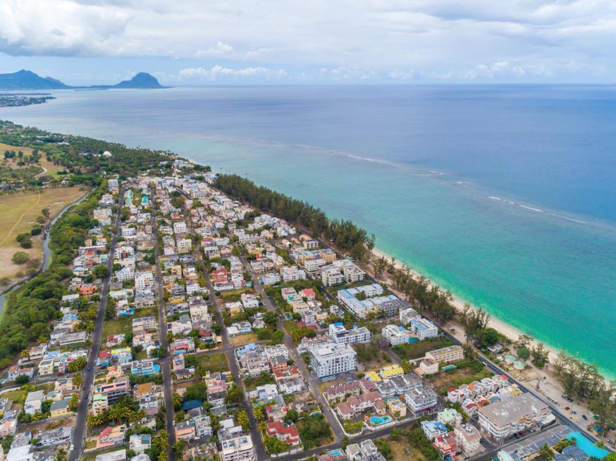 Les Cerisiers Residence: Cozy Beachfront With Modern Amenities * Flic en Flac