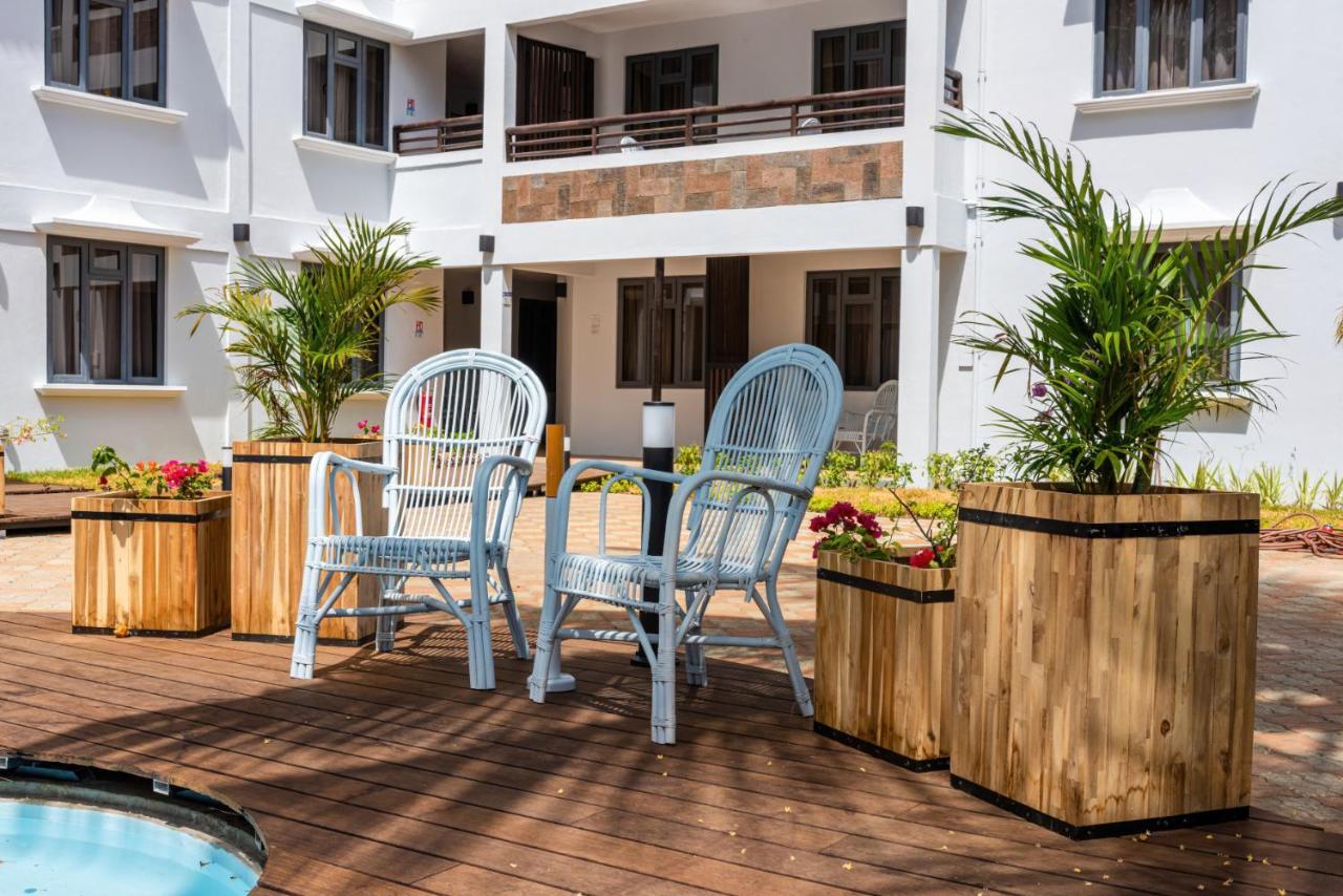 Les Cerisiers Residence, Cosy And Modern 3 Bedroom Located 50 Metres From The And From Amenities And Restaurants On The Coastal Road Flic-en-Flacq